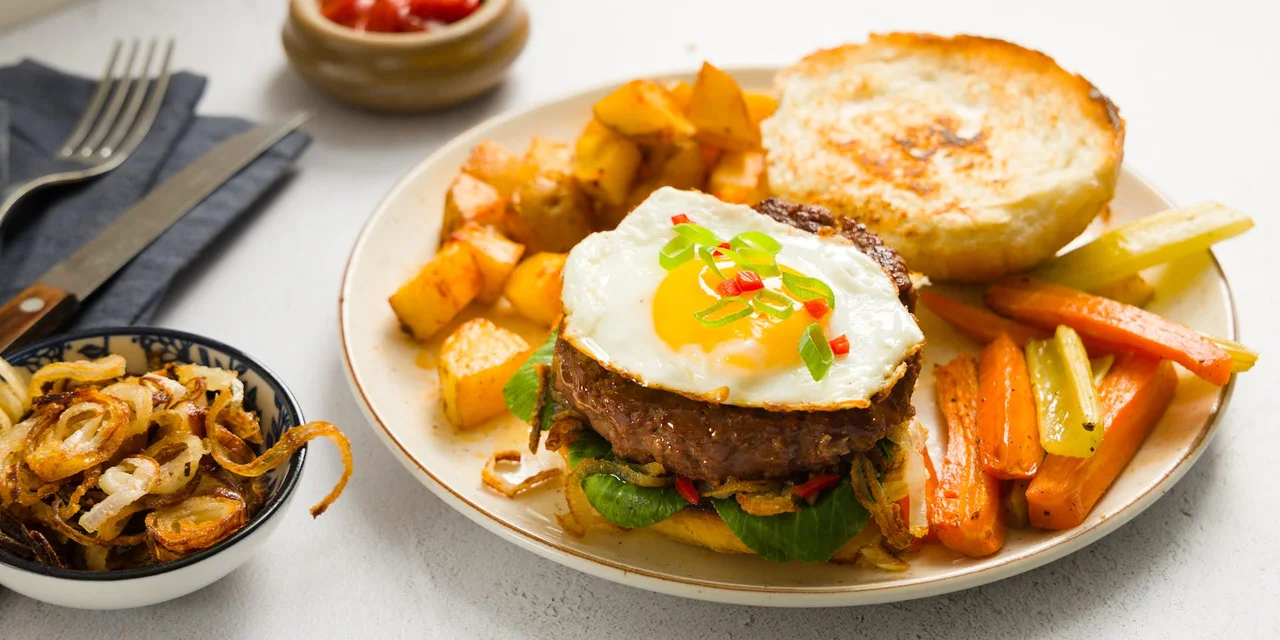 Beyond Meat burger en een eitje op brioche met Nicola aardappels, bleekselderij, roodlof en peen uit de oven