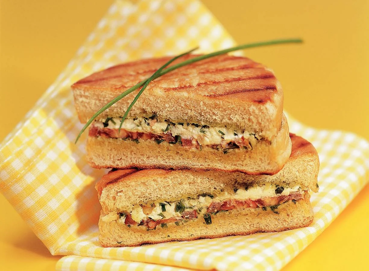 Beschuitbolpanini met geitenkaas