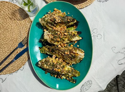 BBQ-spitskool met ansjovis-knoflookboter van Hugo Kennis