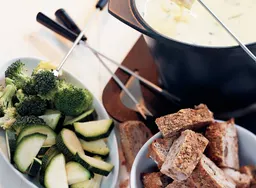 Basilicum-kaasfondue met notenciabatta en groenten