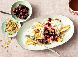 Bananensplit met magere kwark, kersen en muesli