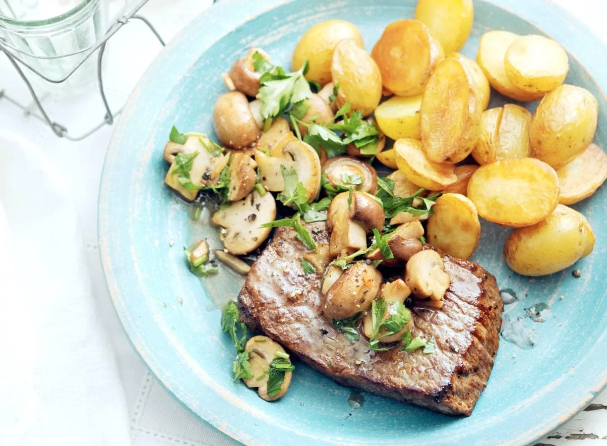 Biefstuk met champignons, knoflook en peterselie